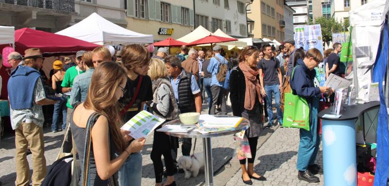 Nicht alle kamen nur um gut zu Essen: Viele informierten sich auch über die Hintergründe der veganen Ernährung. (Foto: Swissveg)